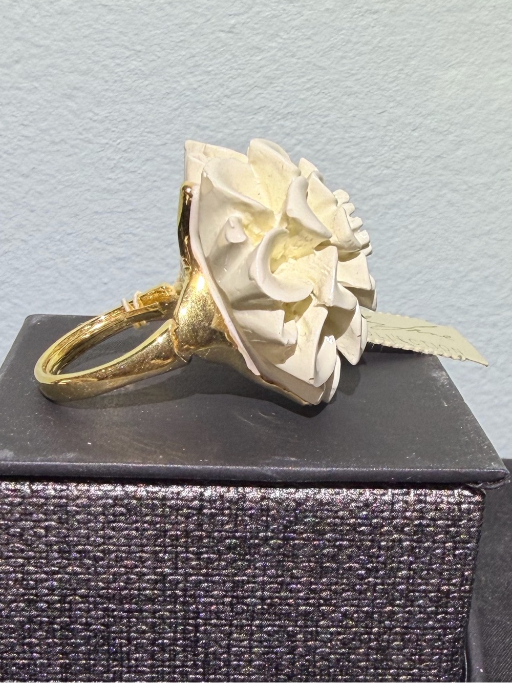 NWT KJL White Ceramic Flower Couture Collection Statement Ring. Size 6 - Picture 4 of 15